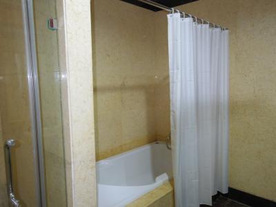 出湯量不足。アメリカンスタンダードの浴槽。