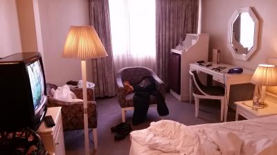 部屋は広くて、比較的明るい