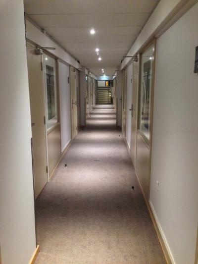 長い通路には所々に階段が