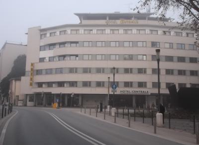 ホテルの前が小さな広場になっています