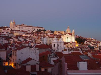 テラスからのアルファマ地区の眺め。日没後。