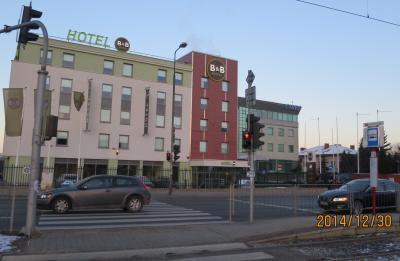 手前がトラム駅：Krakowiak&#243;w