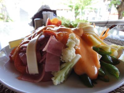 レストラン　果物が入ったサラダ