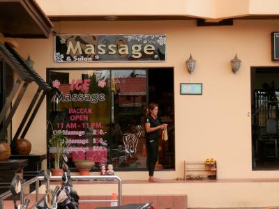 マッサージ店もあります