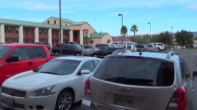 部屋の前の駐車場