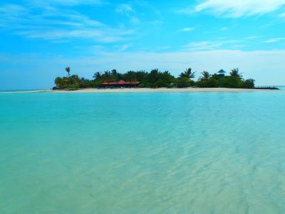 島の北側の眺望　赤い建物はバー