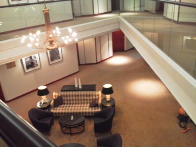 ホテル内廊下の吹き抜け