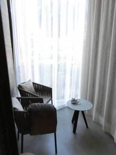 部屋にはテラスがついていた。冬だからか電気毛布も装備。