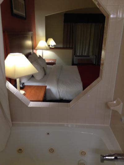 バスルームから見える寝室