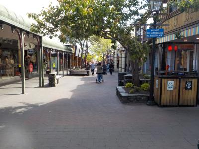 飲食も、ショッピングも