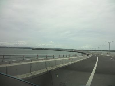 サヌールへ向かうハイウェイ