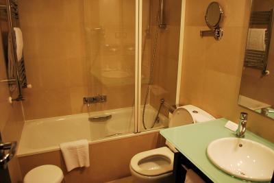 綺麗なバスタブ付きです