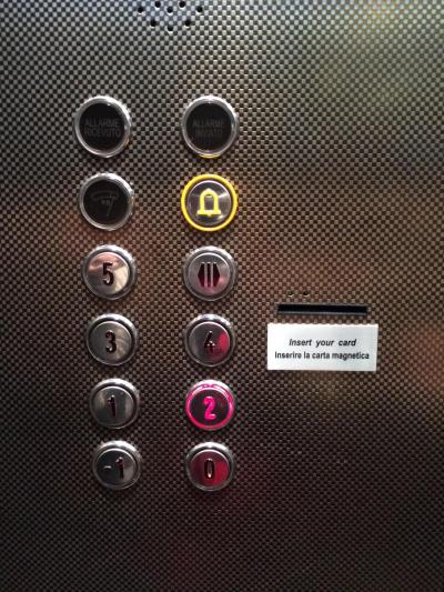 エレベータのレトロ感はなかなかオシャレ。