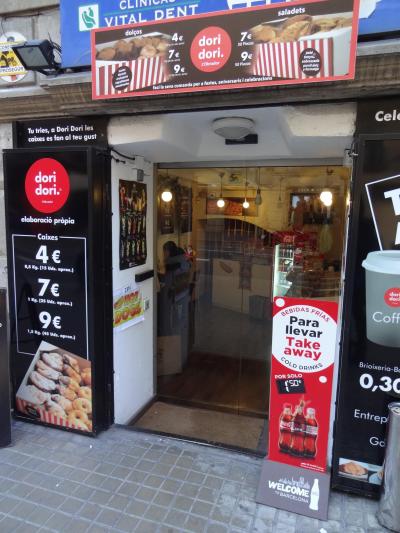 アパルトマンはこのカフェの右隣。入口は少しわかりにく