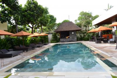 メインプール、この奥にスパの建物。両サイドはレストラン。