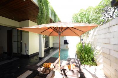 入り口のすぐ横には小さなプール