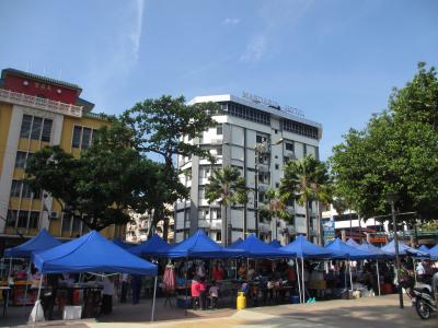 ホテル前には屋台が並びます。