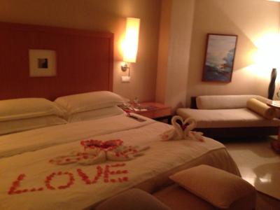 ハネムーンスイートのベッド