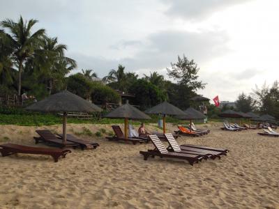 ホテルプール前方のビーチ