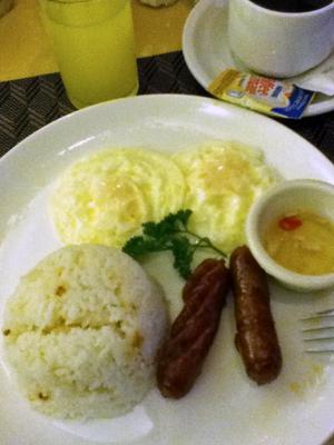 Longsilog（ガーリックライス、ソーセージ、卵料理）