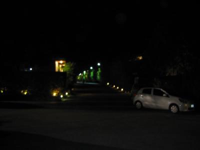 夜のホテル入口