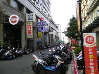 ホテル入り口に面した通りです。