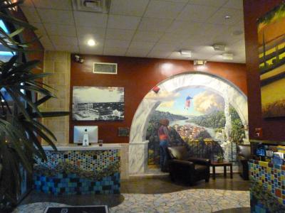 エントランスホールです。深夜でも明るいです。