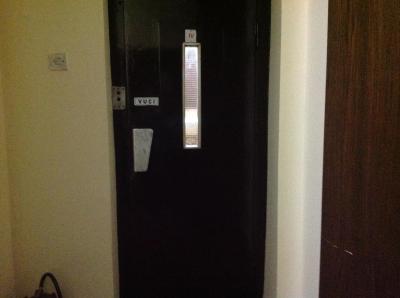 手動で開けるエレベーター