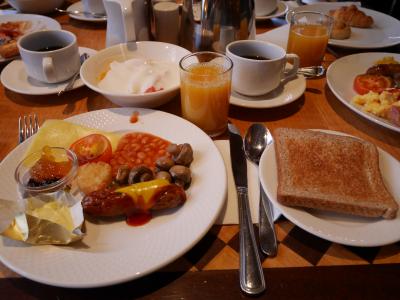 ある日の朝食、イギリスパンにソーセージ、チーズ、煮豆