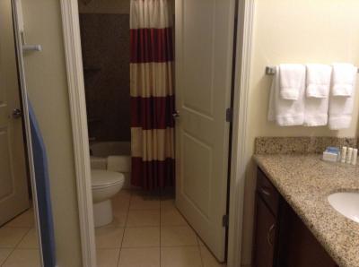 バスルームと洗面台エリアがドアで仕切られているタイプ