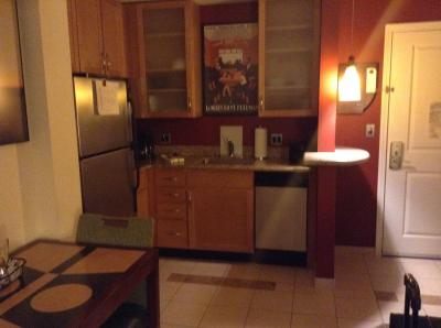 小さめですが、清潔で機能的なキッチン