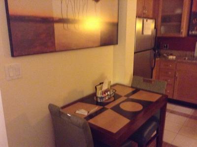 こちらも小さめのダイニングセット。二人用です。