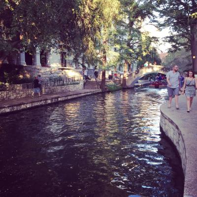 リバーウォークまでは徒歩5分程度。