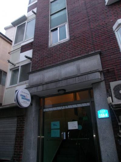 宿の外観はこんな感じです（入口の小さな看板に注目）