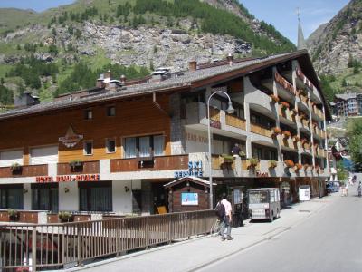 Zermatt駅から徒歩10分くらい。教会のすぐ近くです