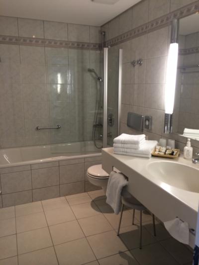 とても広い！鏡大きくてバスタブもあります