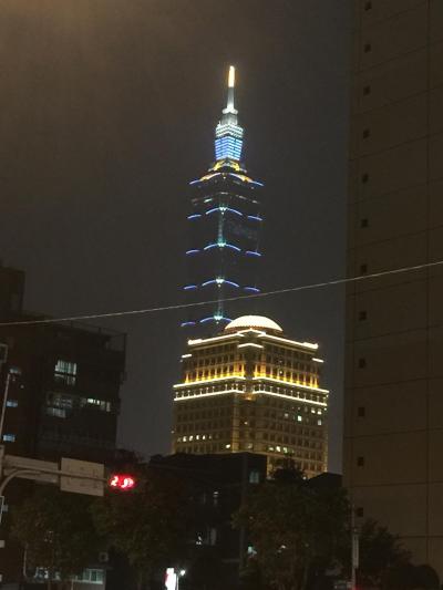 ホテルを出てすぐ101が見えます。