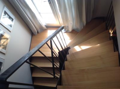 上層階への階段