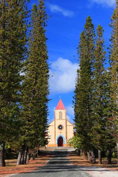 映画のワンシーンを飾った、赤いとんがり帽子の小さな教会