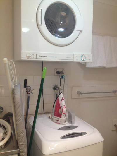 部屋の中にある洗濯機と乾燥機