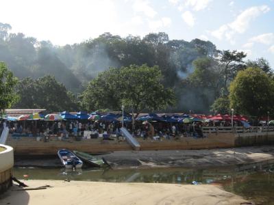 ブルネイのショミンが集うマーケット