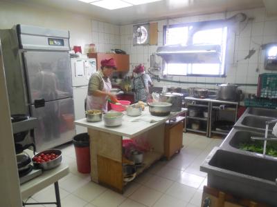 朝からおばちゃんが作ってました