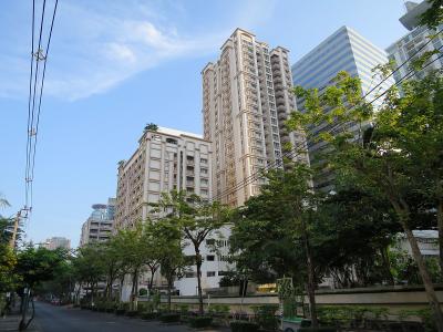 ソイ19側がホテル棟、後方の背の高い建物がアパートメント棟 