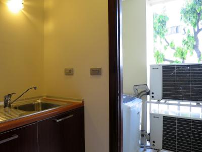 キッチン横の扉を開けると、屋外スペースには洗濯機