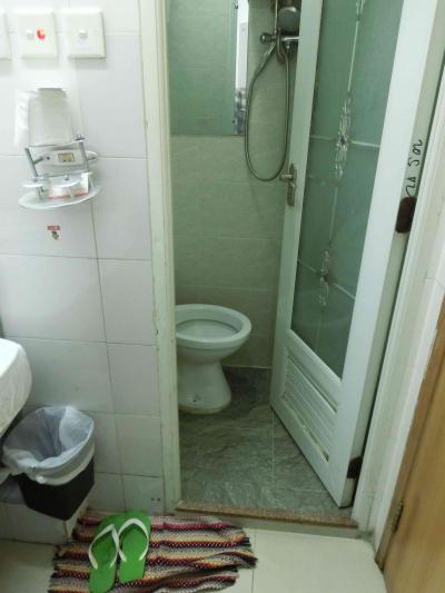 トイレ兼シャワーは狭く、ドアを開閉しての出入りそのものが大変