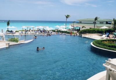 海を眺めながら泳げるプール