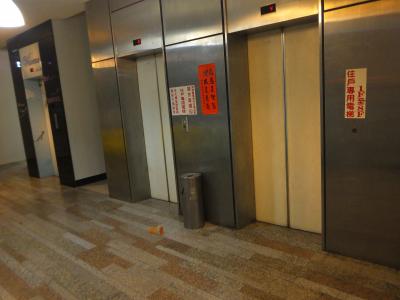 １Fエレベーターホール。手前２台は居住者専用。