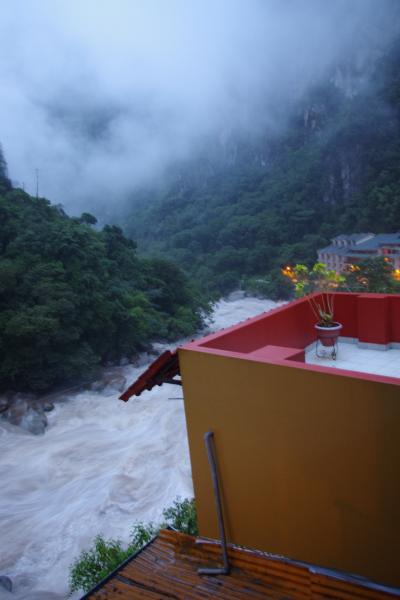部屋の窓から見える川の迫力がすごい