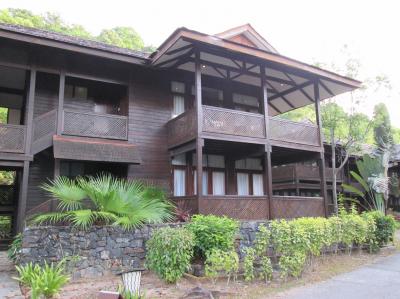 この南国風なバンガローのほかに、英国風なのもあります。