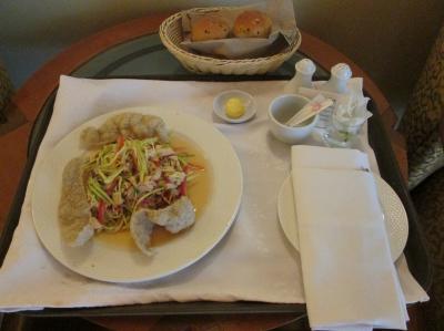 ルームサービスで頼んだマンゴーサラダ。43RM+10%。